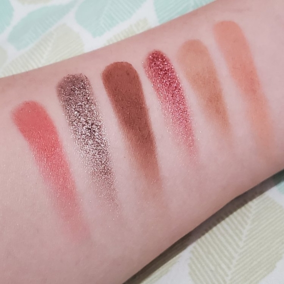 Storybook Cosmetics Red Riding Hood. - Picture 3 of 3